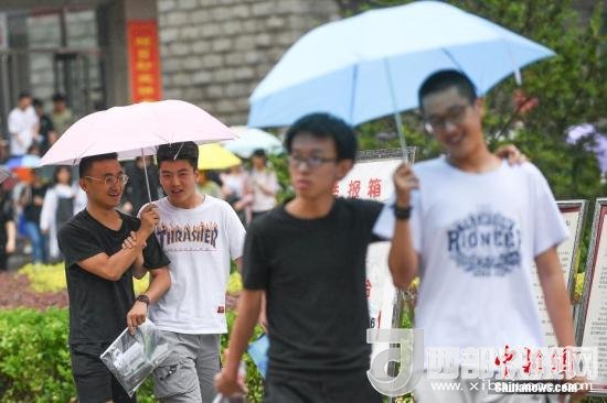 資料圖：6月8日，山西太原，考生打傘走出考場。當(dāng)日，全國部分地區(qū)2018年高考結(jié)束。 <a target='_blank'  data-cke-saved- >中新社</a>記者 武俊杰 攝