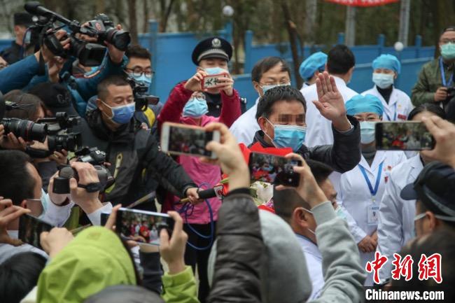 圖為貴州省最后一名新冠肺炎確診患者從貴州省將軍山醫(yī)院出院，患者與眾人揮手告別?！■暮陚?攝