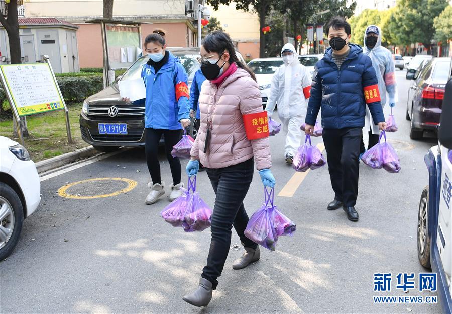 （新華全媒頭條·圖文互動）（10）“始終把人民群眾生命安全和身體健康放在第一位”——中國抗疫彰顯“生命至上、人民至上”理念