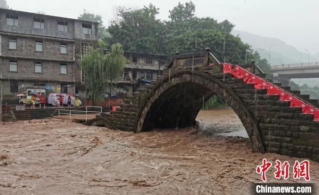 圖為不斷上漲的河水?！≈貞c萬州區(qū)委宣傳部供圖 攝