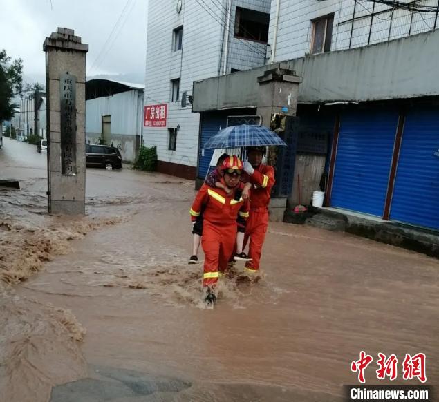 圖為消防救援人員營救被困民眾?！≈貞c萬州區(qū)委宣傳部供圖 攝