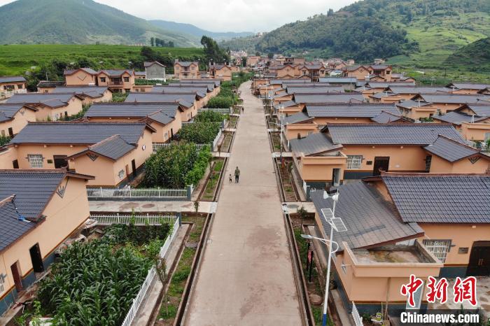 平坦的水泥路從村民居住區(qū)穿過(guò)?！埨?攝