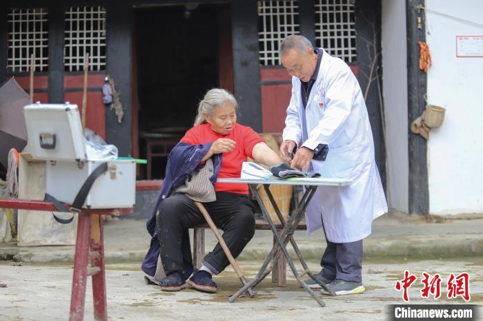 資料圖，貴州村醫(yī)給村民看病。　瞿宏倫 攝