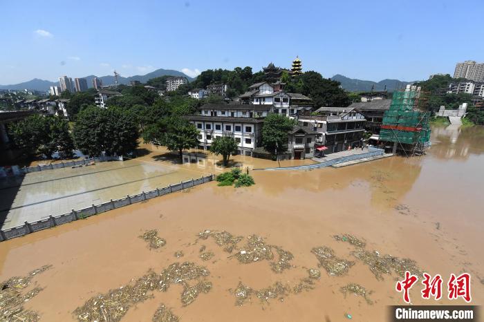 圖為7月27日，嘉陵江重慶段水位持續(xù)上漲，千年古鎮(zhèn)磁器口低洼段已被洪水淹沒?！￡惓?攝