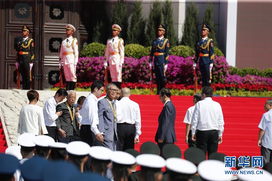 （社會(huì)）（4）紀(jì)念中國人民抗日戰(zhàn)爭暨世界反法西斯戰(zhàn)爭勝利75周年向抗戰(zhàn)烈士敬獻(xiàn)花籃儀式在京舉行