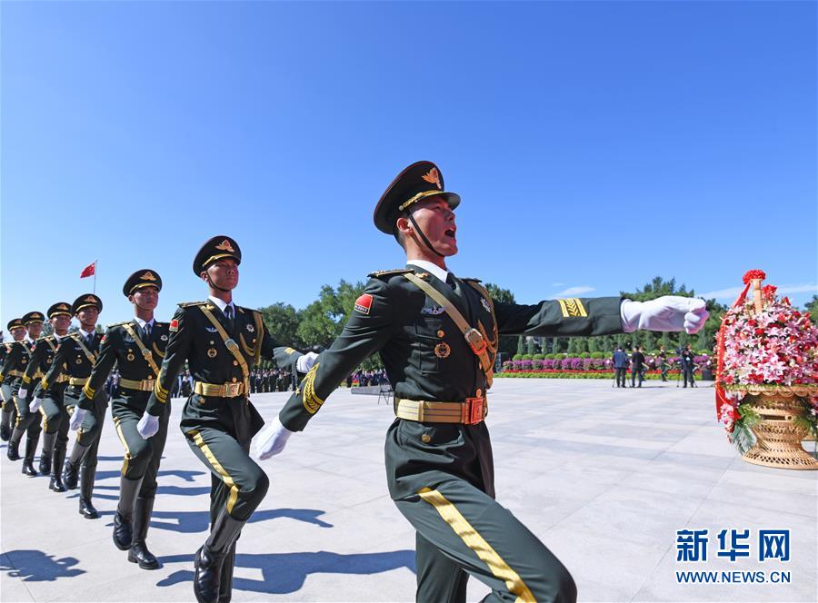 （社會(huì)）（2）紀(jì)念中國人民抗日戰(zhàn)爭暨世界反法西斯戰(zhàn)爭勝利75周年向抗戰(zhàn)烈士敬獻(xiàn)花籃儀式在京舉行