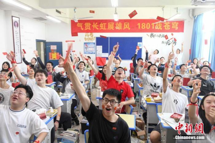 資料圖：6月6日，湖南長沙同升湖實驗學校教師與考生拋起紅包迎接高考。 楊華峰 攝