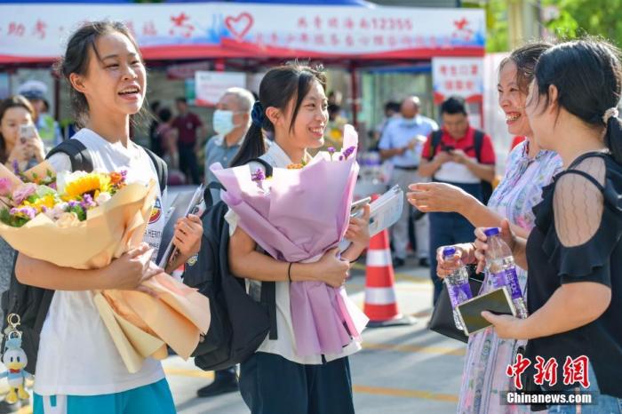 資料圖：6月10日，海南省?？谑泻Ｄ现袑W考點外，家長為剛剛走出考場的考生送上鮮花。當日，海南省2021年高考結束 。 <a target='_blank'  data-cke-saved- ><p  align=