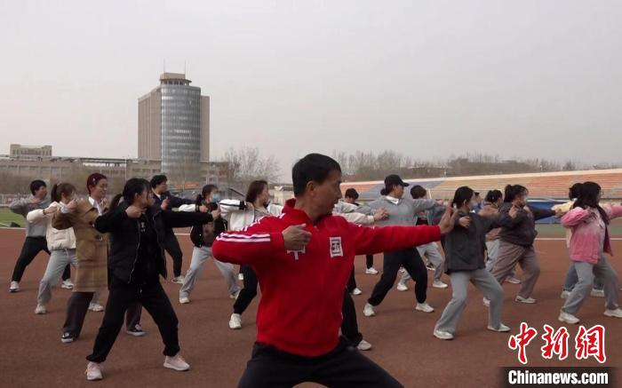 八段錦成校園“頂流”中國年輕人愛上養(yǎng)生